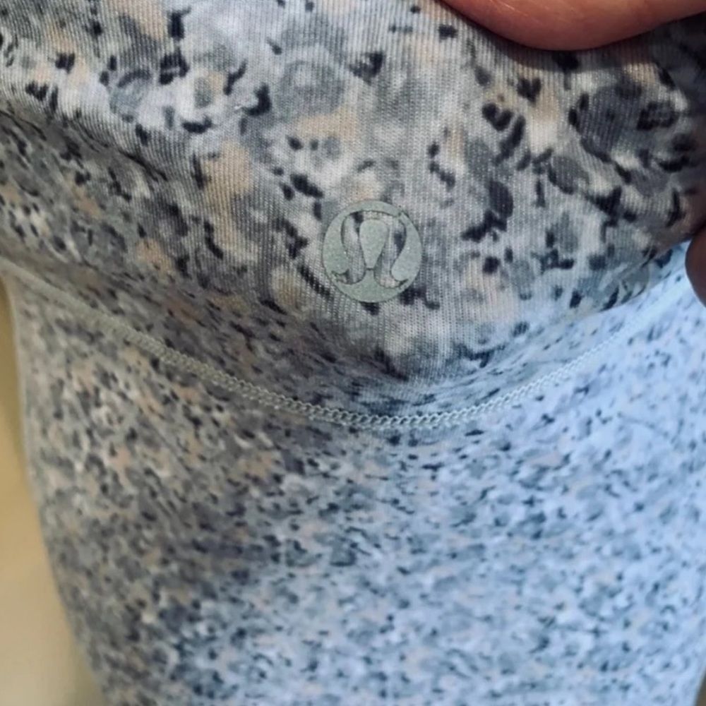 Lululemon Lulu Tank Gray White Print Scoop Neck Racerback Athletic Top Size 6 - Picture 9 of 12